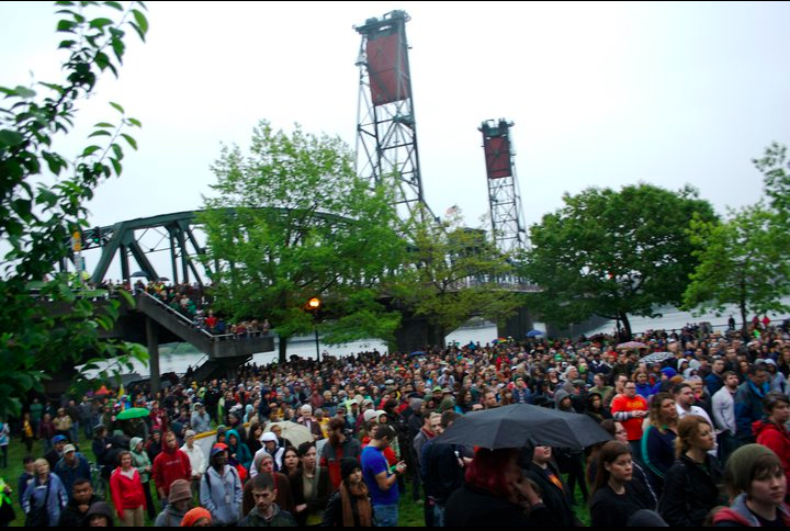 4,000 Protesters Form Hand-Holding Bridge In Portland For Gay Safety