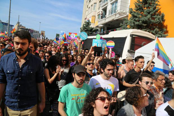 Polícia Turca Usa Canhões D’água e Balas de Borracha na Marcha do Orgulho de Istambul
