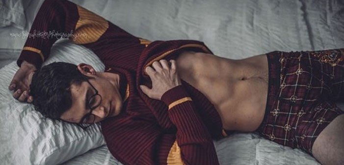 Harry Potter Usando Sua Varinha No Quarto Em Um Ensaio Magicamente Sexy