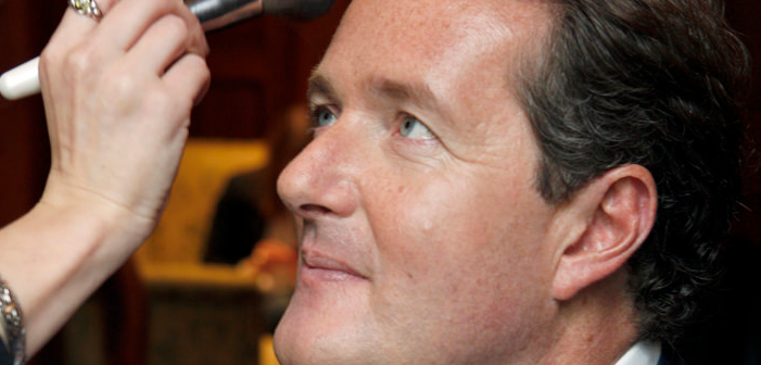 Aquela Vez que o Jornalista Conservador Piers Morgan Tentou Incriminar um Grupo de Apoio a Jovens Gays por Pedofilia
