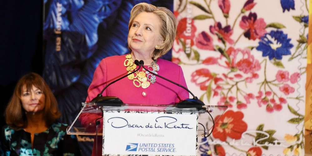 Hillary Clinton Makes Rare New York Appearance to Honor Oscar de le Renta (Video)