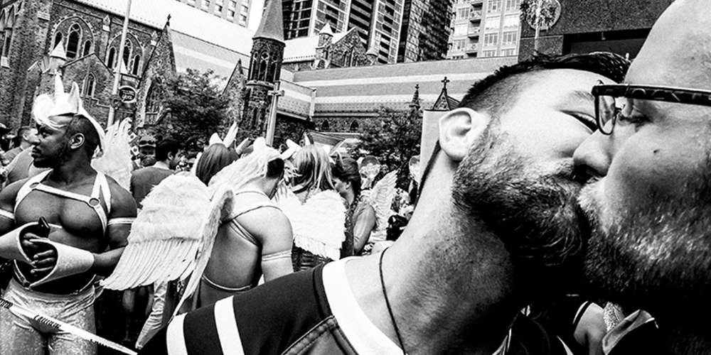 Images of Gay Rugby Players Kissing and Wearing Drag Win World Photo Competition (Photos)