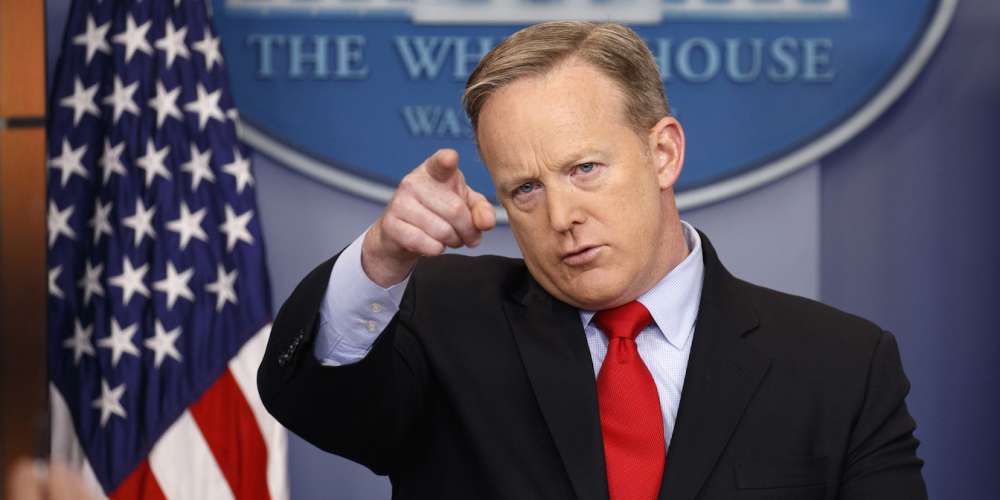 Watch This Gutsy Woman Confront Sean Spicer in an Apple Store (Video)