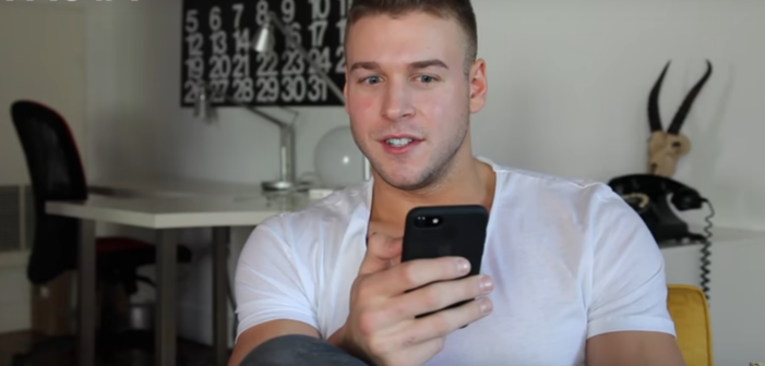 Assista Esses Caras Héteros Vendo Fotos de Rola (Vídeo)