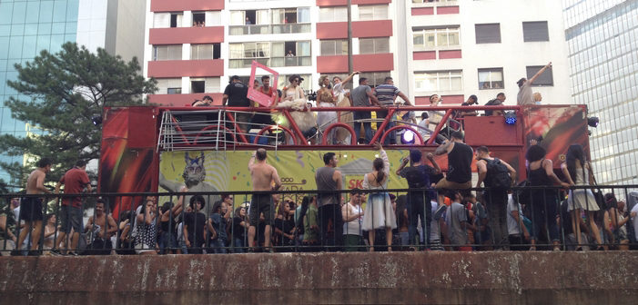 Carnival 2017 São Paulo: 65,000 Partiers and 1 Super Sexy #HornetGuy (Photos)