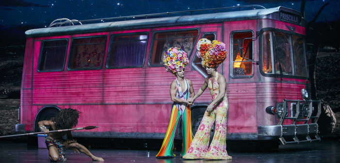 La comédie musicale ‘Priscilla Folle du Désert’ à plein régime au Casino de Paris (photos)