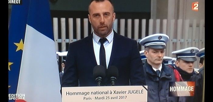 El Viudo del Policía Gay Asesinado en el Ataque Terrorista de París Da un Conmovedor Tributo (Vídeo)