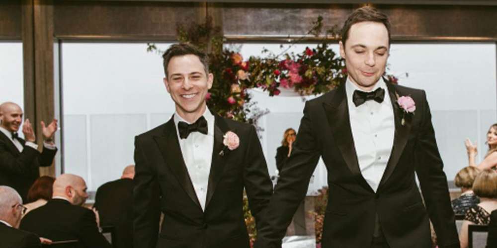 El Actor Jim Parsons de ‘Big Bang Theory’ Finalmente Se Casó con Su Pareja de 14 años el Pasado Fin de Semana