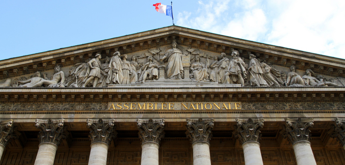Sur France Inter, Sophia Aram fustige les députés homophobes qui briguent une réélection