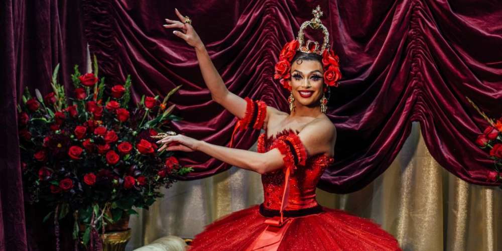 Los Fans de Valentina Bombardearon a las Otras Drag Queens con Rosas Rojas
