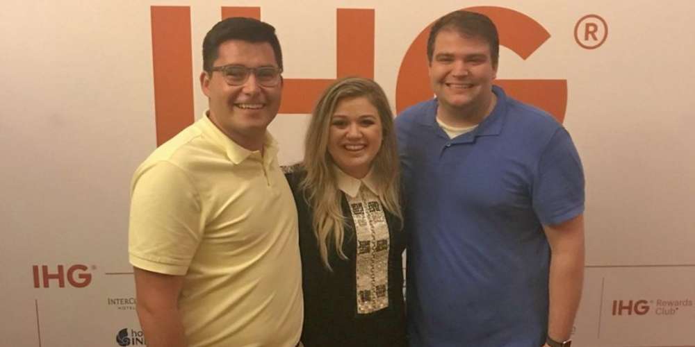 Kelly Clarkson Adorably Helps Gay Couple Get Engaged