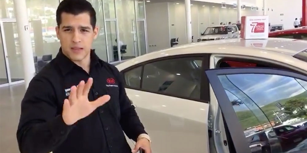 Sexy Vendedor de Automóviles Hace que Todos se Derritan por Él y se Viraliza