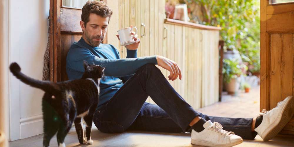 These 20 Pics of Australia’s Sexiest Veterinarian Are the Cat’s Meow