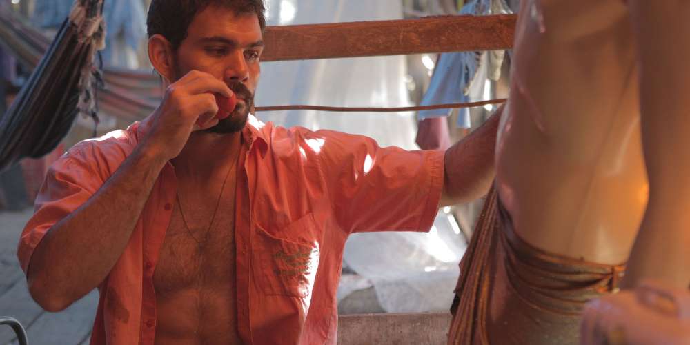 ‘Boi Neon’ entra no catálogo mundial da Netflix sem cortes de nudez frontal