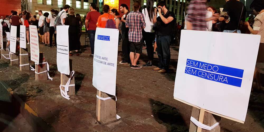 Abertura de exposição é mercada por protesto contra censura