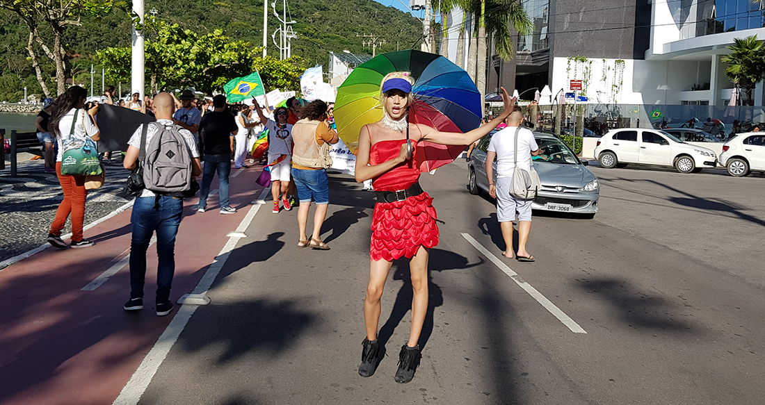 Sem trio e sem shows Parada LGBT de Balneário Camboríu não perdeu a alegria