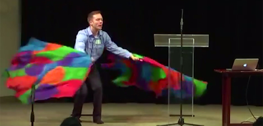 VÍDEO: Grupo anti-LGBTI faz dança bizarra com a bandeira do arco-íris