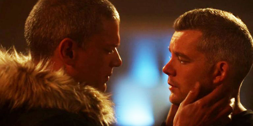 Watch Russell Tovey and Wentworth Miller Kiss in The CW’s Crossover Superhero Event