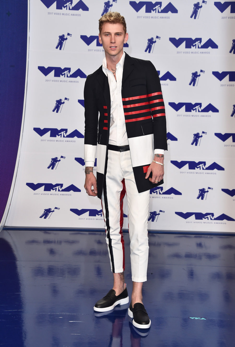 red carpet looks machine gun kelly