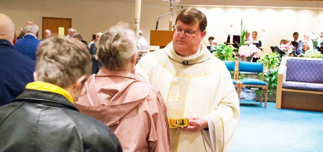 Padre se declara gay durante missa e fieis aplaudem