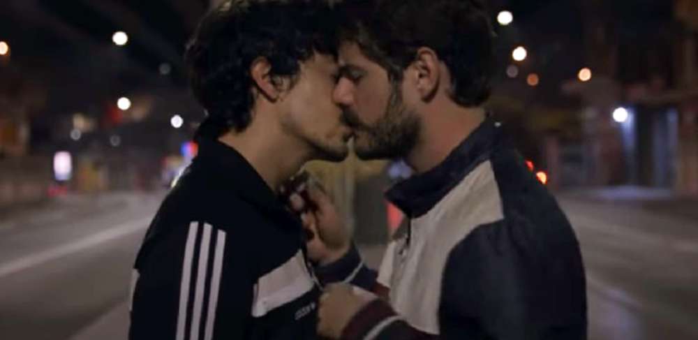 Jesuíta Barbosa e Maurício Destri se beijam em clipe de Johnny Hooker e Liniker