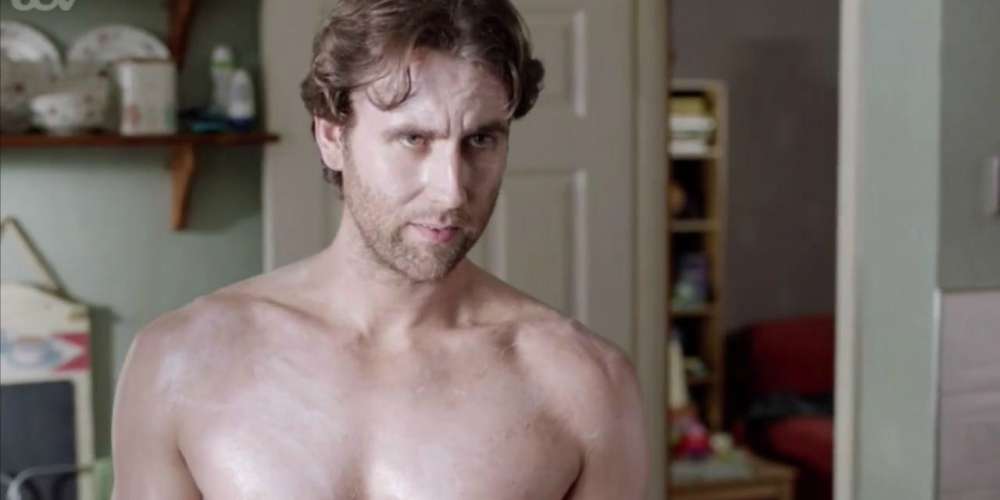 Neville Longbottom de ‘Harry Potter’ Interpreta a un Chico Malo Semi-desnudo en Nuevo Drama Británico