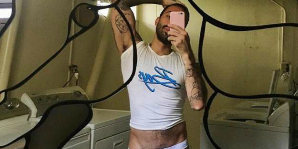 When a Mom Sent Her Gay Son’s Thirst Trap Pics to a Carpenter, She Got a Jaw-Dropping Response