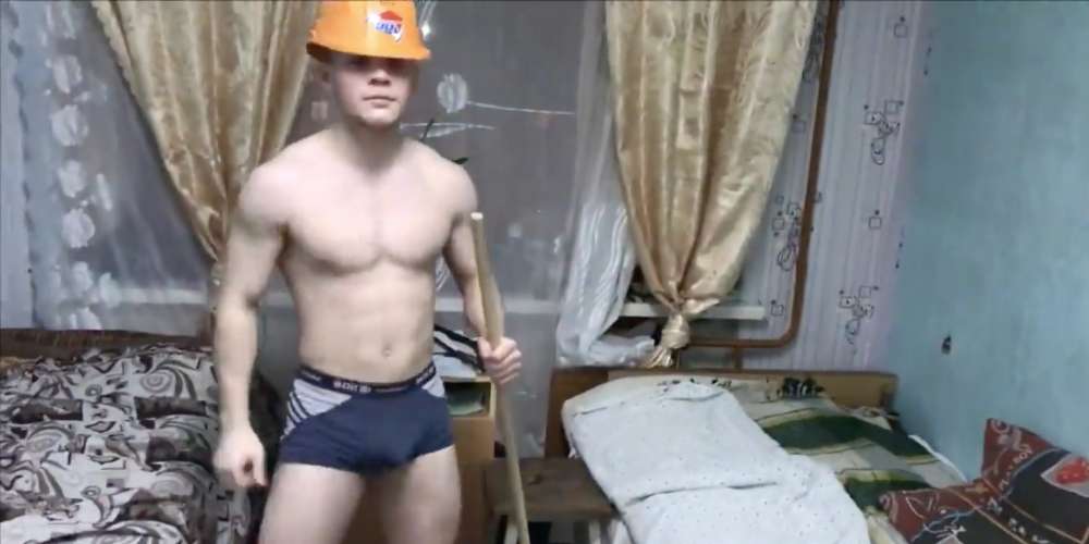 Ми обожнюємо ці сексуальні і тупі пародії на відео молодих російських кадетів, тацюючих тверк