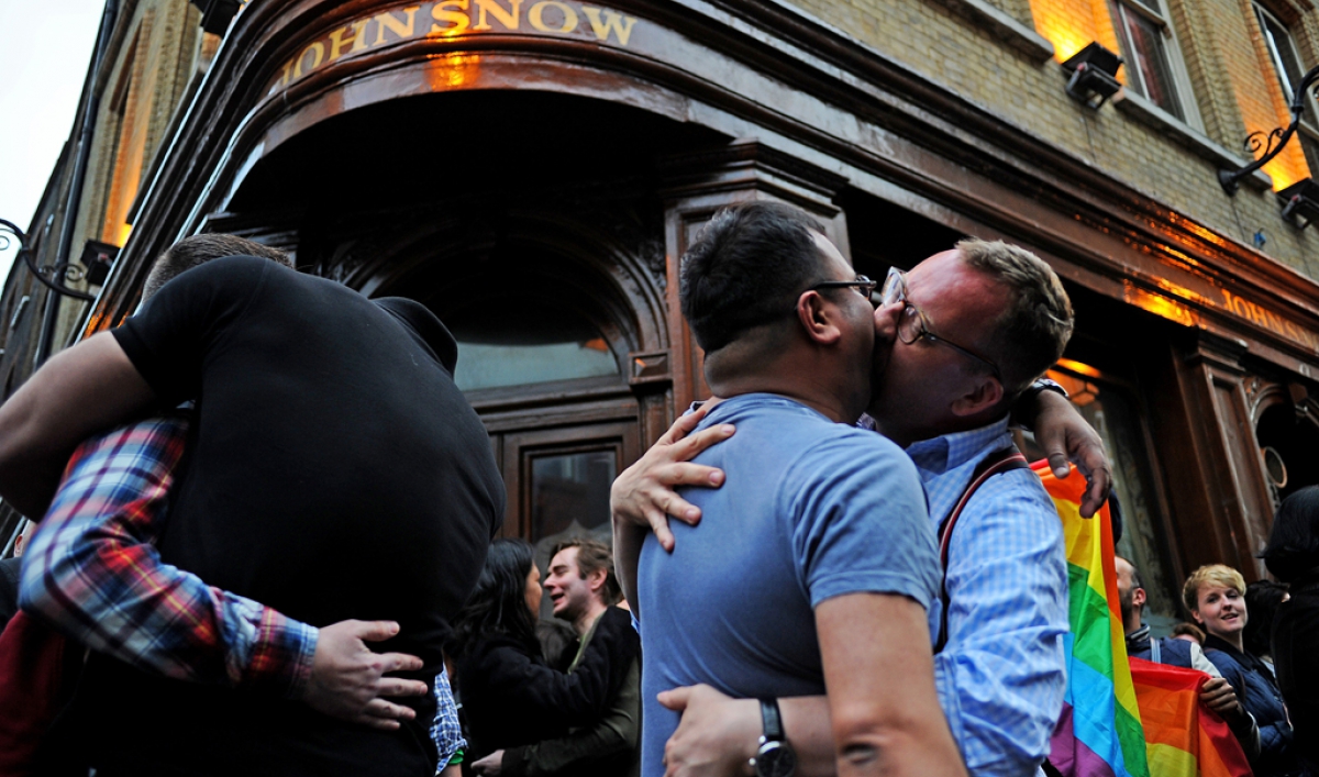 UK gay kiss-in inline image