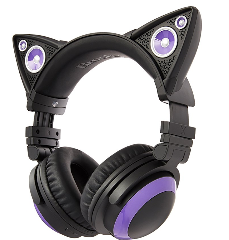 amigo que tem fones de ouvido com guia de presente