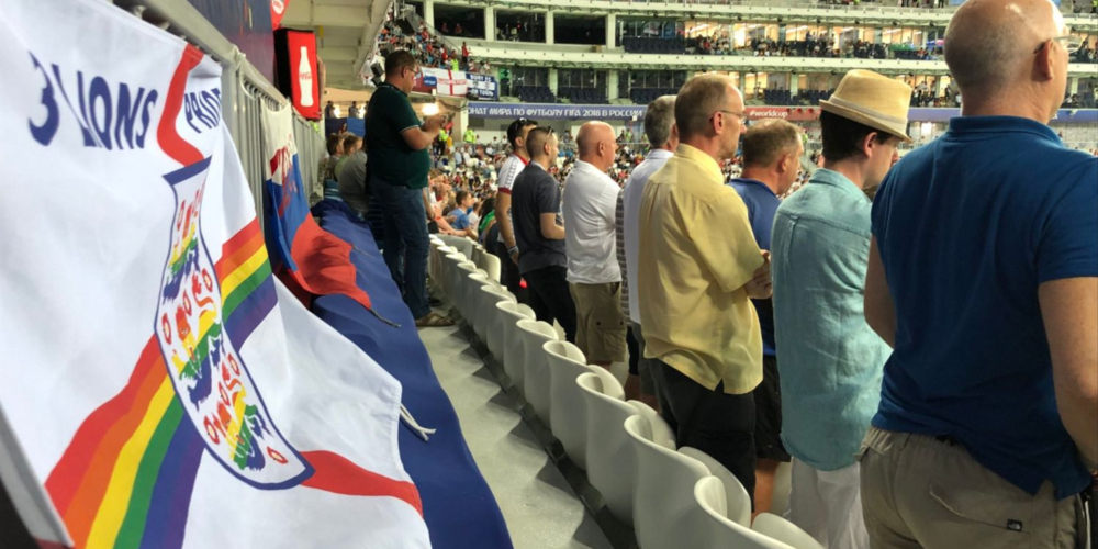 Torcedores ingleses abrem bandeira LGBT