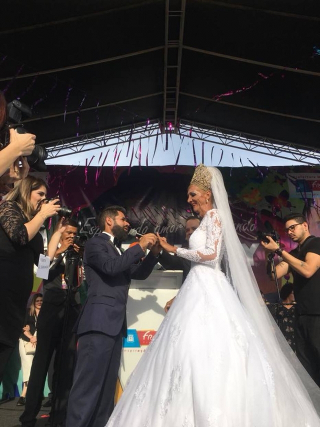 Catadores ganham casamento homoafetivo