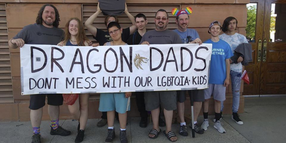 พบกับ Dragon Dads กลุ่มออนไลน์สำหรับคุณพ่อที่มีลูกเป็น LGBTQ